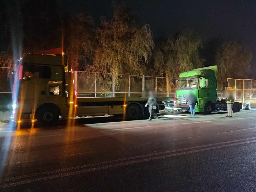 Nocny wypadek na drodze krajowej nr 94 w Targowisku. Zderzenie samochodów ciężarowego z osobowym