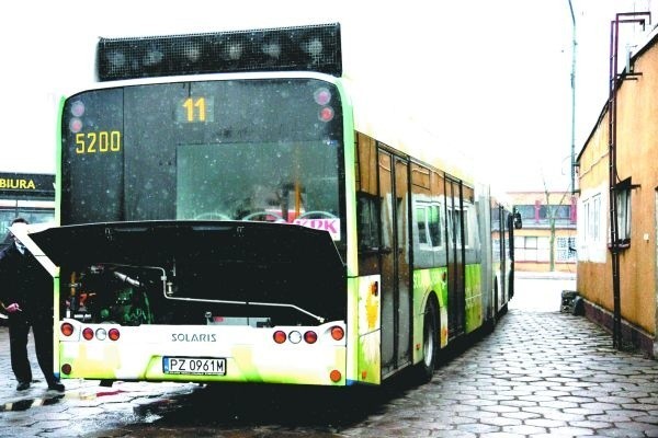 Mechanizm działania tego pojazdu opiera sie na pracy aż trzech silników: spalinowego i dwóch elektrycznych.