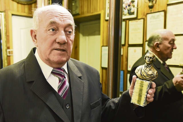 Profesor Roman Grucza  ze statuetką nagrody konkursu w Turznie