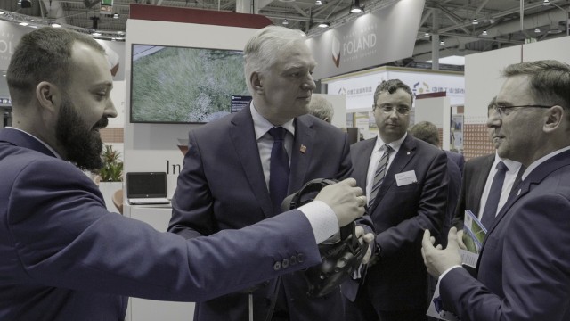 Adam Zasadny z Digital Holding (od lewej), wicepremier Jarosław Gowin, dyrektor OCRG Roland Wrzeciono, dyrektor Nestro Radosław Gliński.