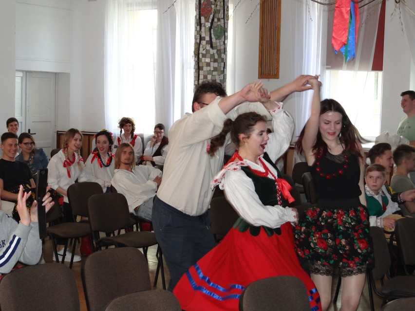 W Sandomierzu odbył się turniej szkół -Folklorowisko "Szanujmy tradycję zdobiąc ją po swojemu" czyli wiosna na ludowo".