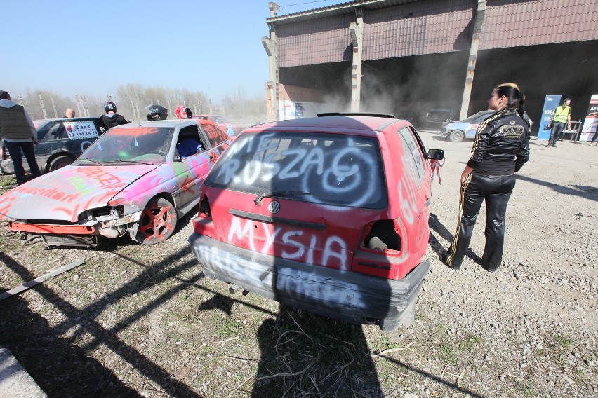 Destruction Derby Krk: wyścigi samochodowe w Krakowie [ZDJĘCIA]