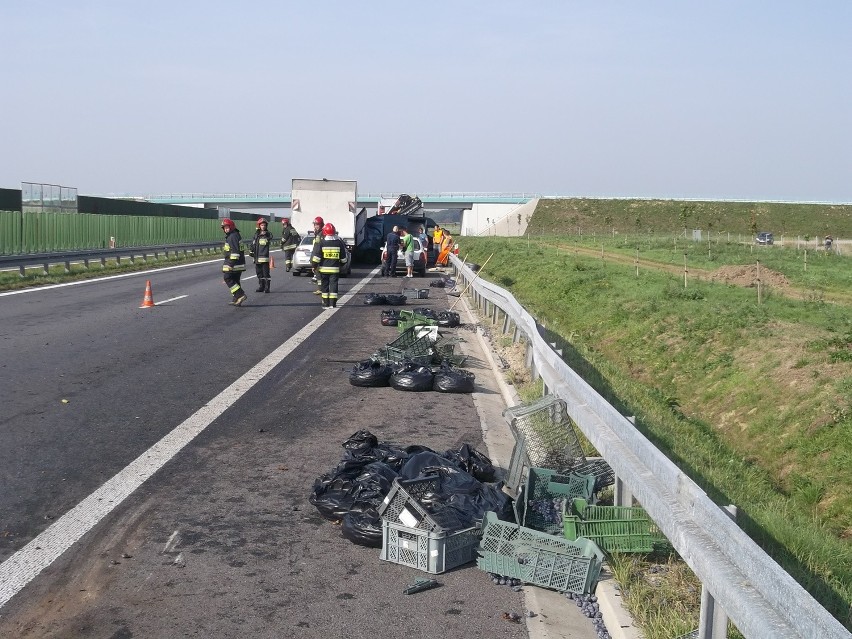 Wypadek na S8 pod Wrocławiem. Śliwki wysypały się na drogę