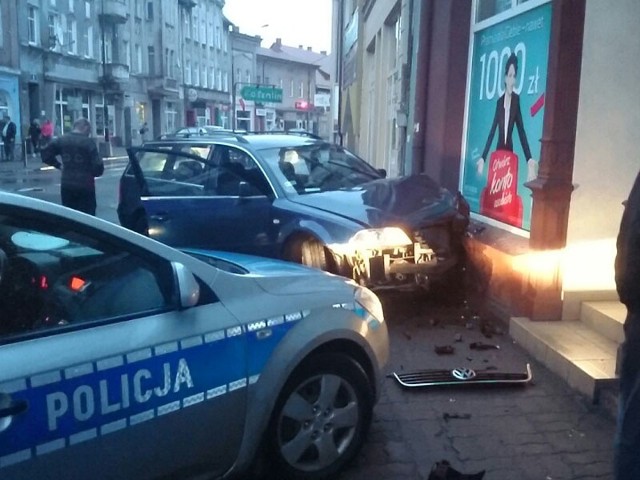 Do groźnie wyglądającego wypadku doszło około godziny 21 w centrum Białogardu na ulicy 1-go Maja w Białogardzie.