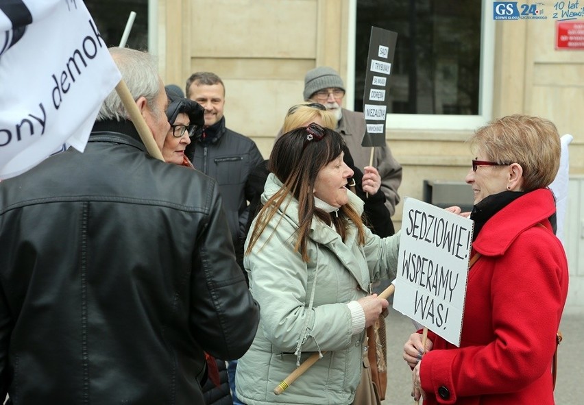 KOD milcząco wspierał sędziów. Protest pod sądem rejonowym [zdjęcia, wideo] 