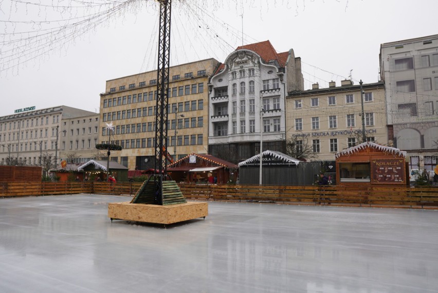 Na placu Wolności w Poznaniu przez 7 dni w tygodniu amatorzy...