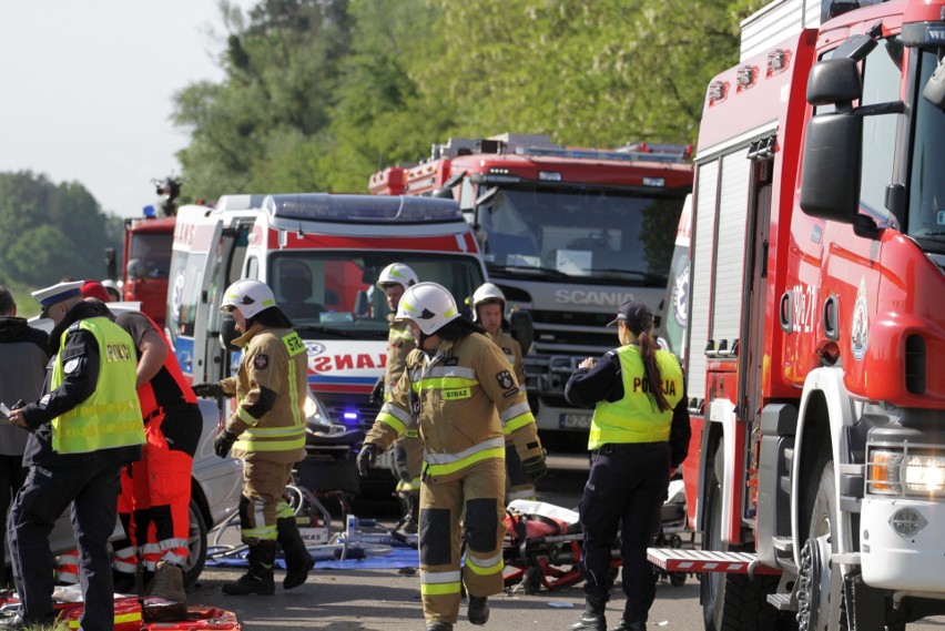 Mercedes uderzył w betonowe bariery, które rozpruły auto. Dwie osoby ranne [ZDJĘCIA]