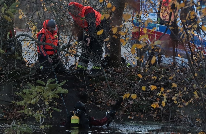 Wypadek przy ul. Twardowskiego w Szczecinie: Nie żyją dwaj chłopcy, którzy wpadli do basenu przeciwpożarowego (19.11.2019 r.)