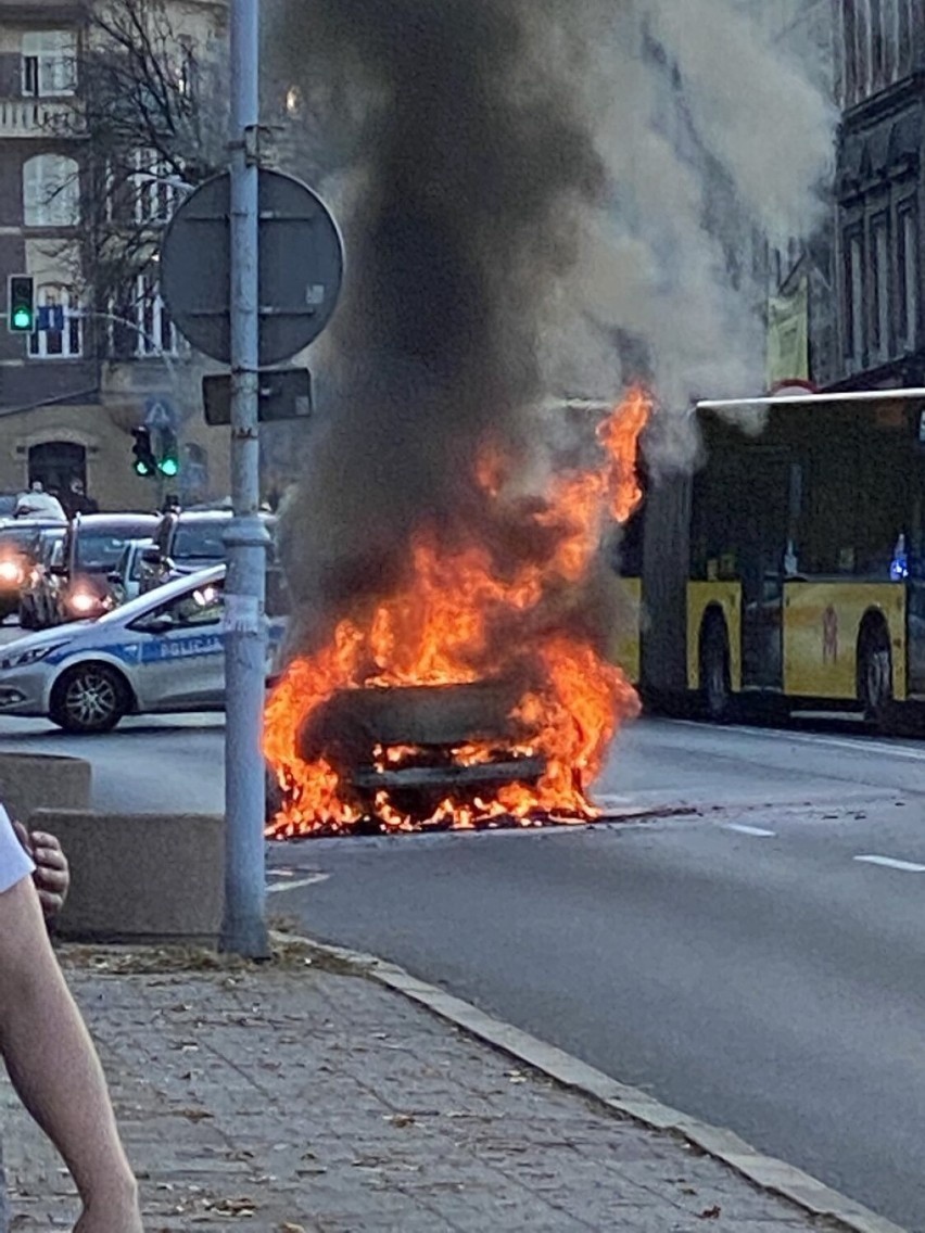 Katowice. Samochód stanął w płomieniach i sparaliżował ruch na ul. Mikołowskiej. Utrudnienia trwały kilka godzin