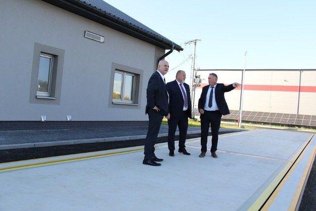 Burmistrz Jarosławia Waldemar Paluch wizytował miejsca, w których mógłby być składowany i dystrybuowany węgiel. Nz. w środku.