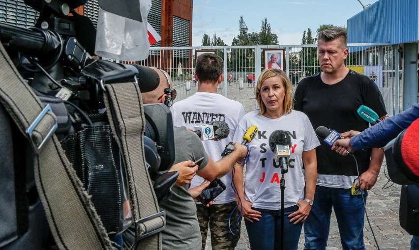 Działacze KOD przyznają się, że włożyli T-Shirt pomnikowi...