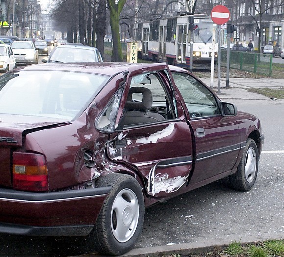 Najpierw trzeba wybrać odpowiednie miejsce, a potem już tylko "stuknąć&#8221; auta.