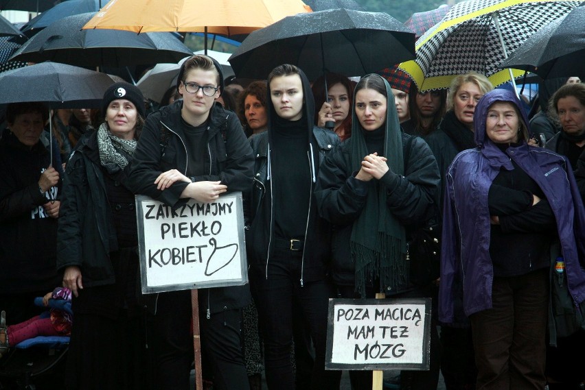 Duża frekwencja na Czarnym Proteście w Lublinie (ZDJĘCIA, WIDEO)