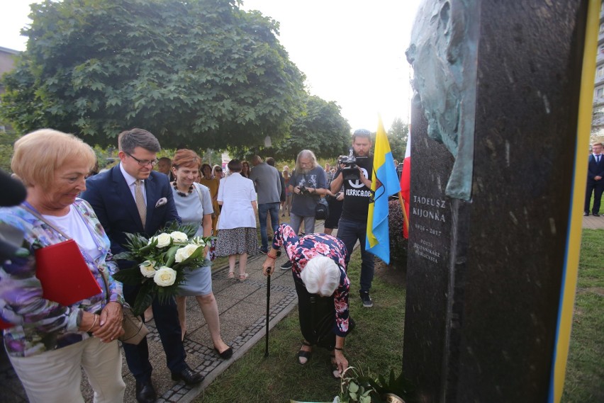 Płaskorzeźbę Tadeusza Kijonki w Galerii Artystycznej na...