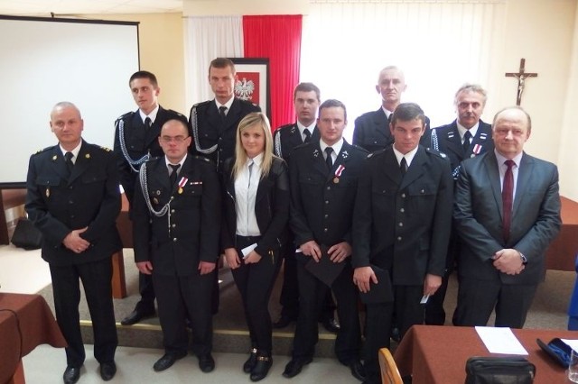 Zdjęcie odznaczonych strażaków z wójtem Andrzejem Przygodą i Robertem Włodarczykiem, zastępca komendanta Państwowej Straży Pożarnej w Starachowicach
