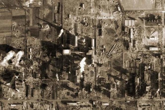 Tak wyglądał zakład w Zdzieszowicach po bombardowaniu. Na uwagę zasługują leje, które pozostały w ziemi po wybuchach