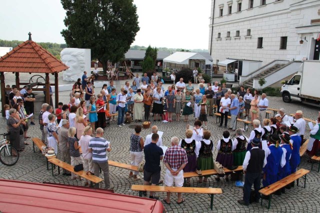 Mieszkańcy Sandomierza i okolic śpiewem upamiętnili  na dziedzińcu zamkowym w niedzielę, 29 lipca  74. rocznicę wydarzeń Akcji „Burza” oraz wybuch Powstania Warszawskiego.