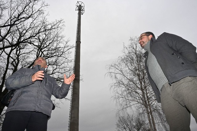 Avetis Mnoyan oraz Tomasz Wojtyś, mieszkańcy Wolicy, stoją pod wysokim na kilkadziesiąt metrów masztem, który powstał w.. 2 dni.