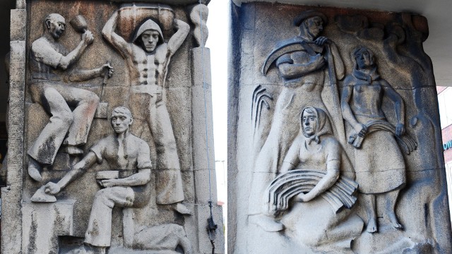 Cztery zachowane do dziś reliefy wykonane zostały w 1938 roku przez niemieckiego rzeźbiarza i pedagoga, działającego przed wojną w Szczecinie, Kurta Schwerdtfegera.