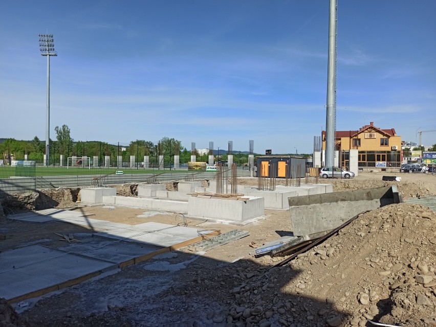 Trwa budowa stadionu Sandecji. Po sezonie zniknie ostatnia trybuna [ZDJĘCIA] 