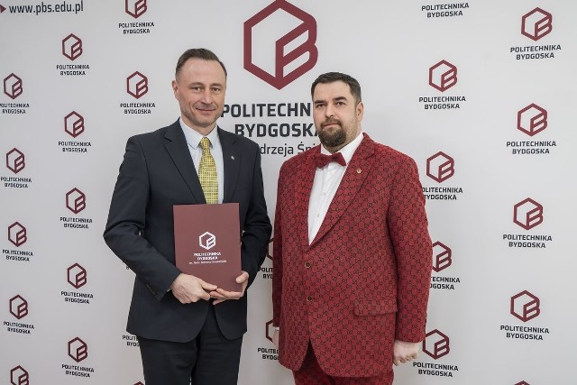 Dr hab. inż. Szymon Różański, prof. PBŚ po odebraniu nominacji prorektorskiej z rąk rektora uczelni, prof. dr hab. inż. Marka Adamskiego