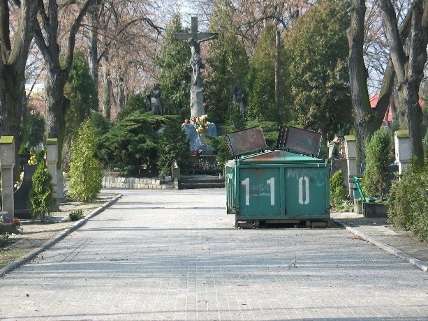 Czytelnicy zgłosili nam, że na cmentarzu w centrum Głogowa toaleta prawie cały czas jest nieczynna. - To wstyd - twierdzą.