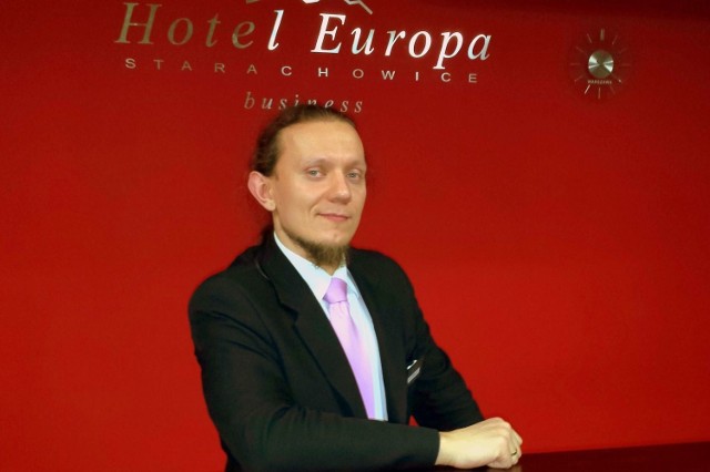 Dawid Bielas ma 33 lata. Jako Recepcjonista w Hotelu Europa**** w Starachowicach, pracuje już od ponad 5 lat. Jest osobą otwartą, uprzejmą i niesamowicie życzliwą. Jego pozytywne nastawienie do świata, udziela się wszystkim współpracownikom, a także gościom Hotelu. Zawsze można na niego liczyć, szczególnie w najbardziej kryzysowych sytuacjach.Swój wolny czas poświęca rodzinie oraz swojej pasji, którą jest gra na gitarze w kapeli GOAT FORCE ONE. Dawid to idealne odzwierciedlenie powiedzenia "właściwa osoba, na właściwym miejscu" - tak właśnie mówią o Dawidzie, Jego koleżanki i koledzy z pracy.