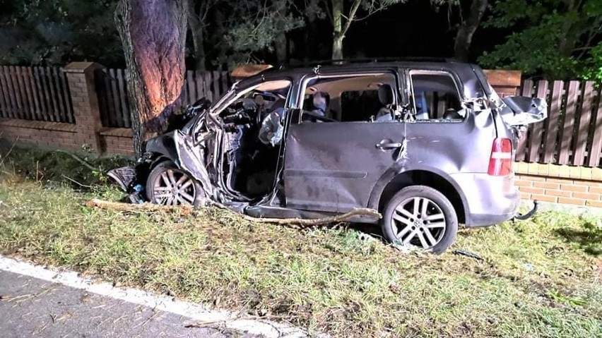 Śmiertelny wypadek w Nadolu. Nie żyje 19-latek [30.08.2021] Samochód, którym jechał uderzył w drzewo 