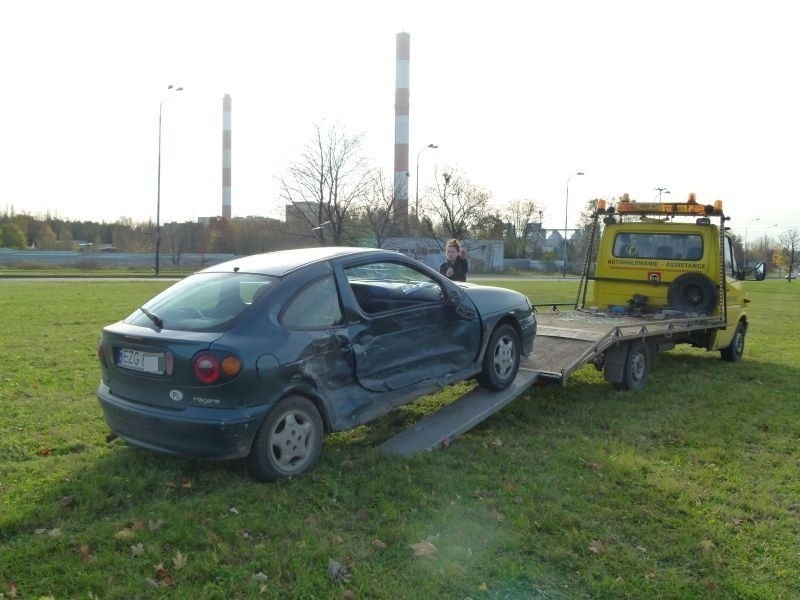 Citroenem w renault. Wypadek na rondzie Sybiraków [ZDJĘCIA]