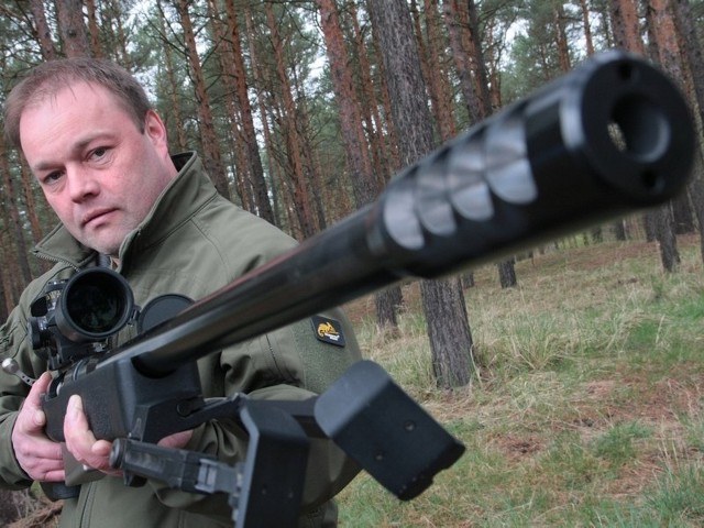 Niemiec Tarek Graf wygrał w kategorii supermangum strzelał z potężnego karabinu o kalibrze 12,7 mm.
