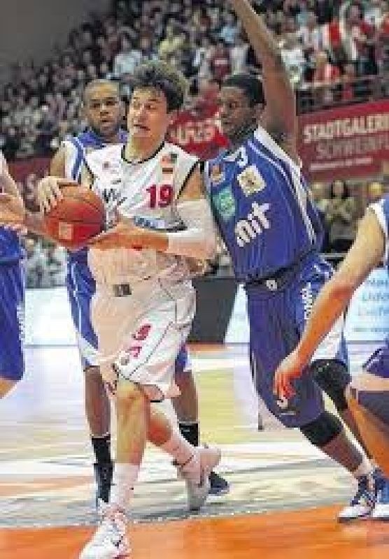 Kevin Wysocki (z piłką) będzie testowany w drużynie koszykarzy Jeziora Tarnobrzeg.