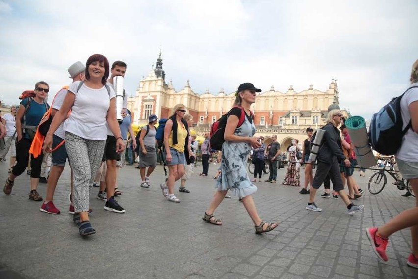 Kraków. Pielgrzymi tłumnie ruszyli na Janą Górę [ZDJĘCIA]