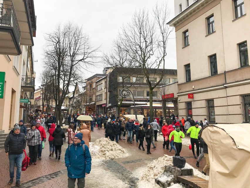 Sylwester w Zakopanem. Miasto pęka już w szwach. Tłumy ludzi, korki, znów brakuje wody 