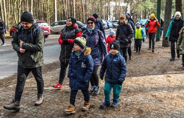 "Mała kultura na świeżym" to nowa odsłona lubianego przez bydgoszczan cyklu pieszych wycieczek w miejsca bardziej lub mniej znane. Tym razem uczestnicy wyruszyli z pętli tramwajowej w LPKiW przez las do Smukały