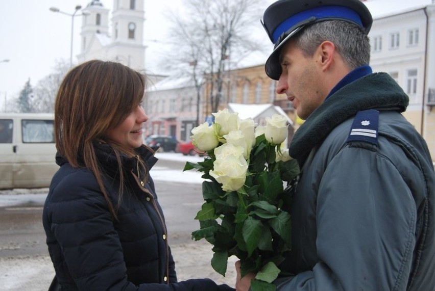 Policjanci i urzędnicy wyszli na ulice i rozdawali kobietom kwiaty [ZDJĘCIA]