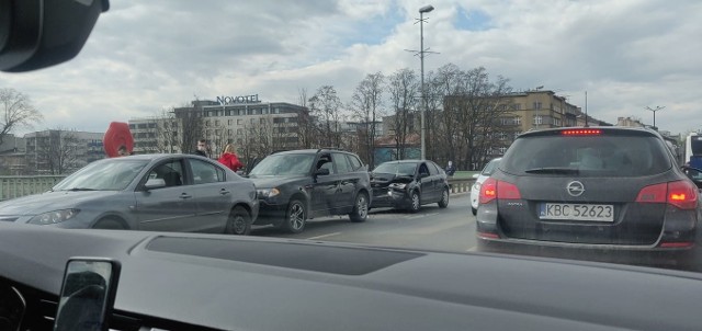Wypadek na moście Dębnickim w Krakowie spowodował dziś duże korki w mieście.
