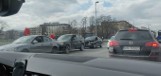 Wypadek na moście Dębnickim w Krakowie. Utworzyły się ogromne korki, problemy komunikacji miejskiej [KRÓTKO]