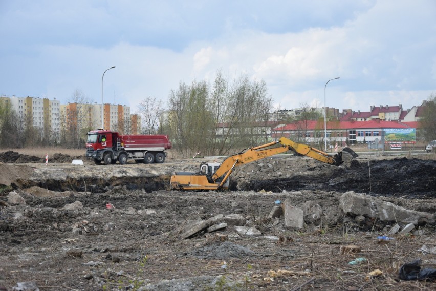 Budowa obwodnicy Tarnobrzega: Strabag likwiduje bagnisty staw przy dworcu kolejowym (ZDJĘCIA)  
