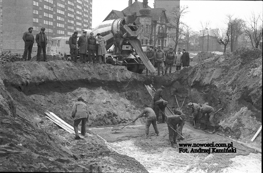 Żołnierze wylewają fundament pod pomnik artylerzystów na...