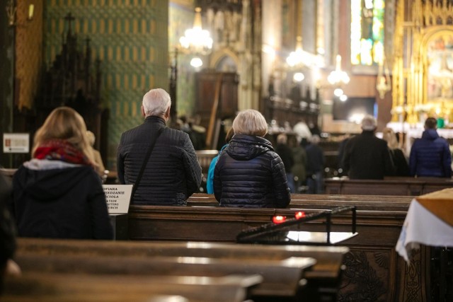 Znamy wyniki najnowszych badań Instytutu Statystyki Kościoła Katolickiego. Dzięki nim wiadomo jaki procent wiernych chodzi na msze święte oraz ile osób przystępuje do komunii. Sprawdziliśmy jak Wrocław i dolnośląskie diecezje wypadają na tle Polski. Trzeba powiedzieć, że pod tym względem katolicy z naszego regionu prezentują się bardzo słabo. Wyniki badań, przeprowadzonych przez ISKK jesienią 2019 roku przedstawiono w grudniu tego roku.SPRAWDŹ SZCZEGÓŁY NA KOLEJNYM SLAJDZIE. PRZEJDŹ DALEJ PRZY POMOCY STRZAŁEK LUB GESTÓW NA SMARTFONIE