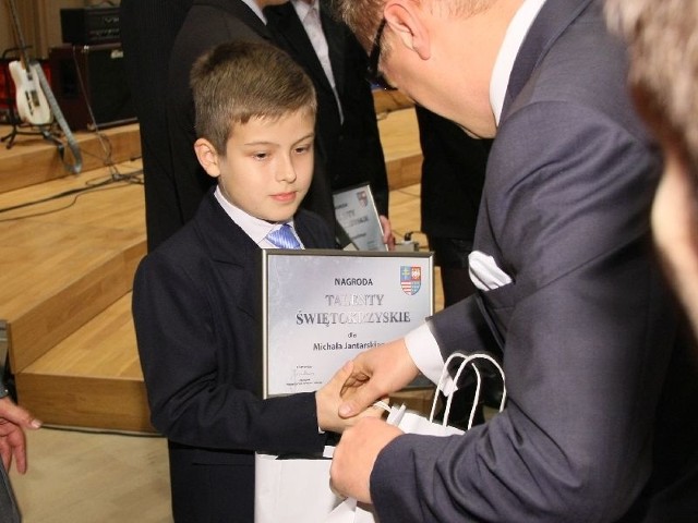 Najmłodszy tegoroczny laureat ma 9 lat. Michał Jantarski uczeń I Społecznej Szkoły Podstawowej imienia Mikołaja Reja w Kielcach pasjonuje się matematyką.
