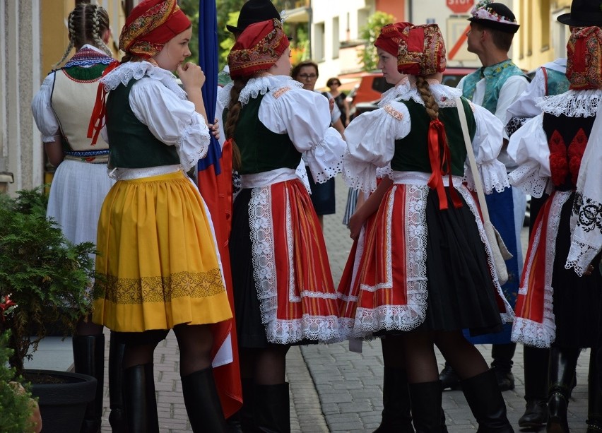 Gorlice. Festiwal Świat pod Kyczerą. Przez miejski deptak przeszedł barwny korowód artystów z różnych stron świata