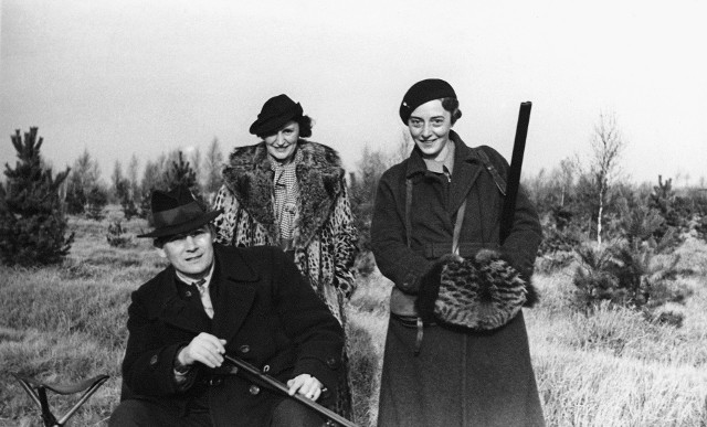 Aleksander Ludwik z Anną i NN podczas polowania na torfowiskach w Zabrzegu, przed 1939 rokiem