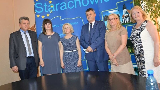 Nowi dyrektorzy. Od lewej: Krzysztof Rokita, Monika Słowak-Brzezińska, Anna Salamon, wiceprezydent Jerzy Miśkiewicz, Elżbieta Czerw, Regina Maciejczak.