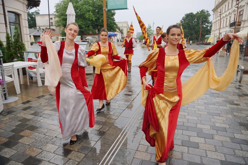 Festiwal Renesansu otwarty! Mimo deszczu korowód tancerzy i żonglerów z flagami przeszedł przez miasto (ZDJĘCIA) 