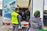 Kolejne furgonetki z cudzoziemcami zatrzymywane w regionie. Migranci są bliżej regionu łódzkiego niż się wydaje. Ludzie angażują się w pomoc