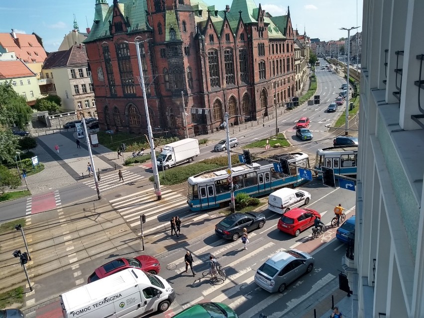 BMW zablokowało ruch tramwajów i samochodów w centrum [ZDJĘCIA]