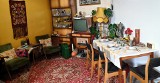 Tak wyglądały salony w PRL-u. Pamiętasz kultowe meblościanki, lampy, dywany i ławy?