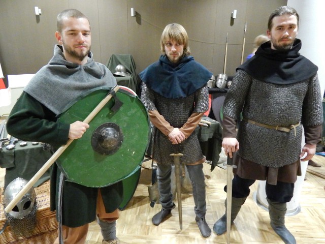 Tomasz Fiedeń, Adam Kradyna i Paweł Murański (od lewej) studiują historię na UO. Swoje pasje realizują też w Grupie Rekonstrukcji Historycznych "Wiwern".