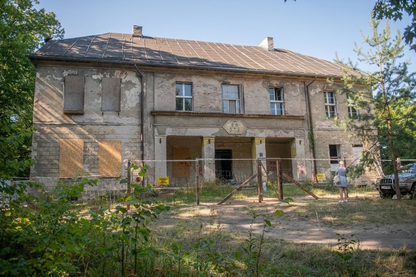 Po wejściu do parku rodziny von Treskow ludziom rozwiązują...